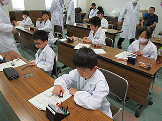 「LEDランプが交互に点滅する回路を作ろう!」に参加する様子