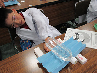 「強い形を科学する~橋や建物を支える形のひみつにせまろう!~」に参加する様子