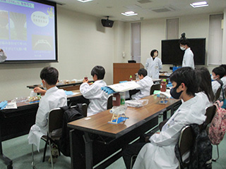 「強い形を科学する~橋や建物を支える形のひみつにせまろう!~」に参加する様子