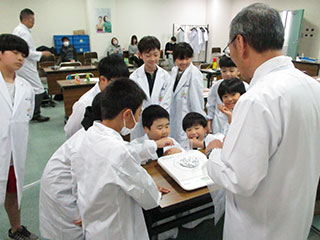 「ちょっとフシギな電気ー交流とは!?」に参加する様子