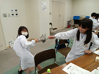 出前おもしろ実験室「大気圧大実験」を開催しました。